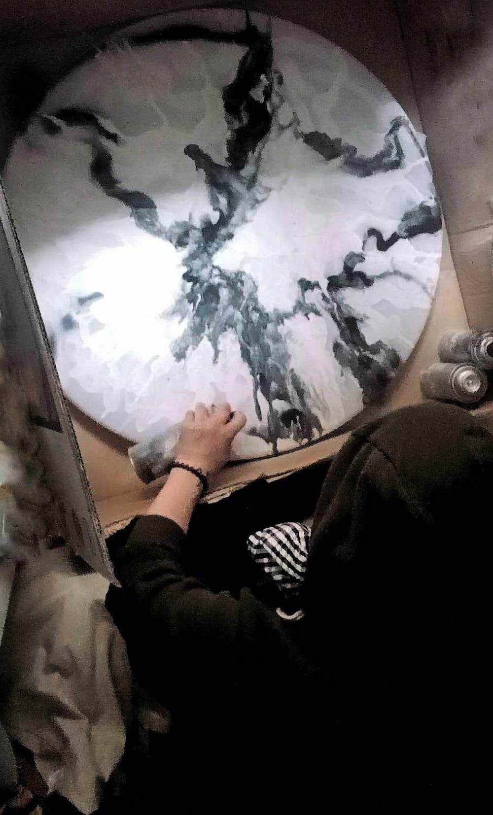 artiste<br />
travail<br />
oeuvre<br />
lampe<br />
bombe